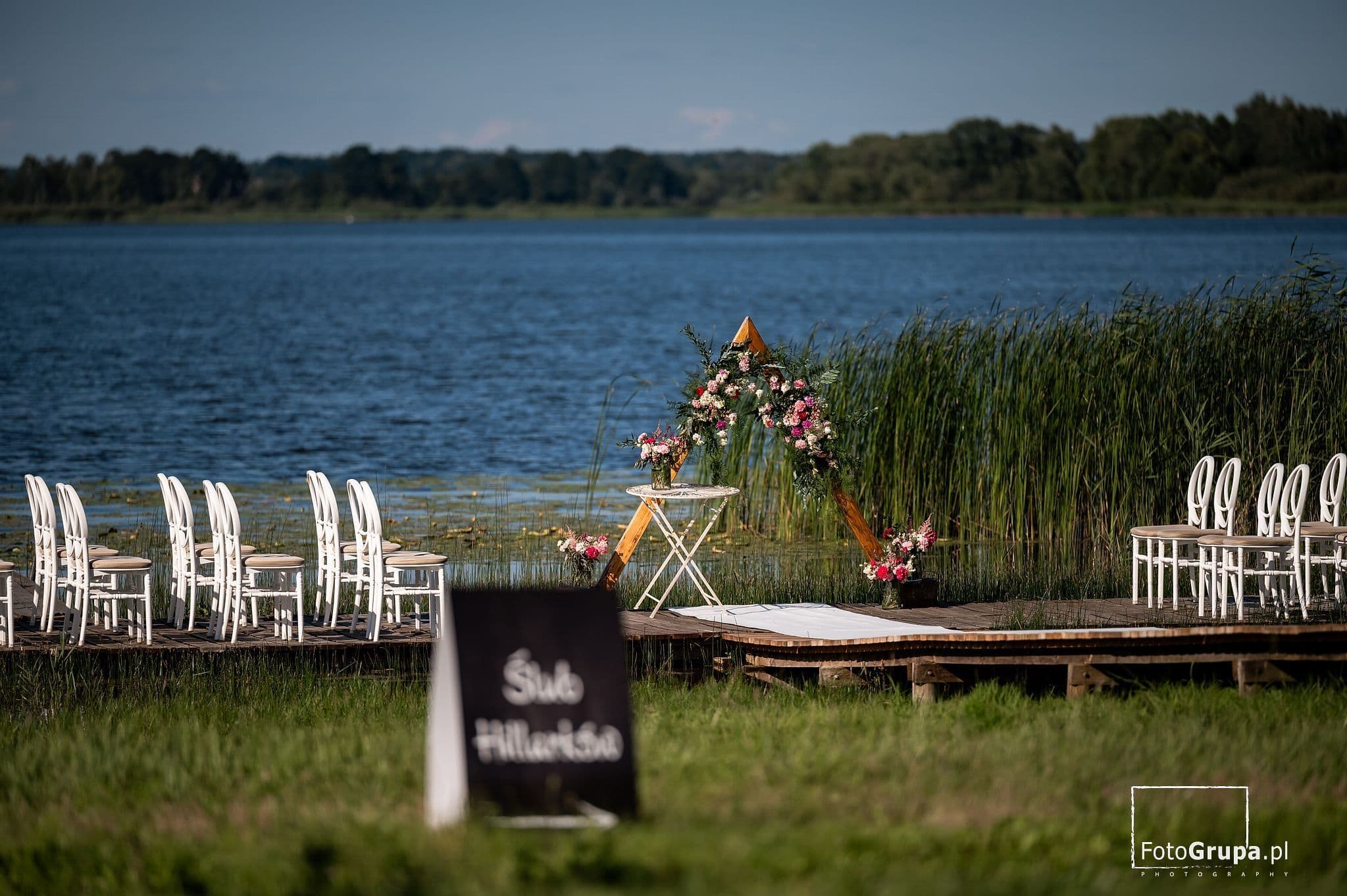 Ołtarz ślubu humanistycznego na tle jeziora