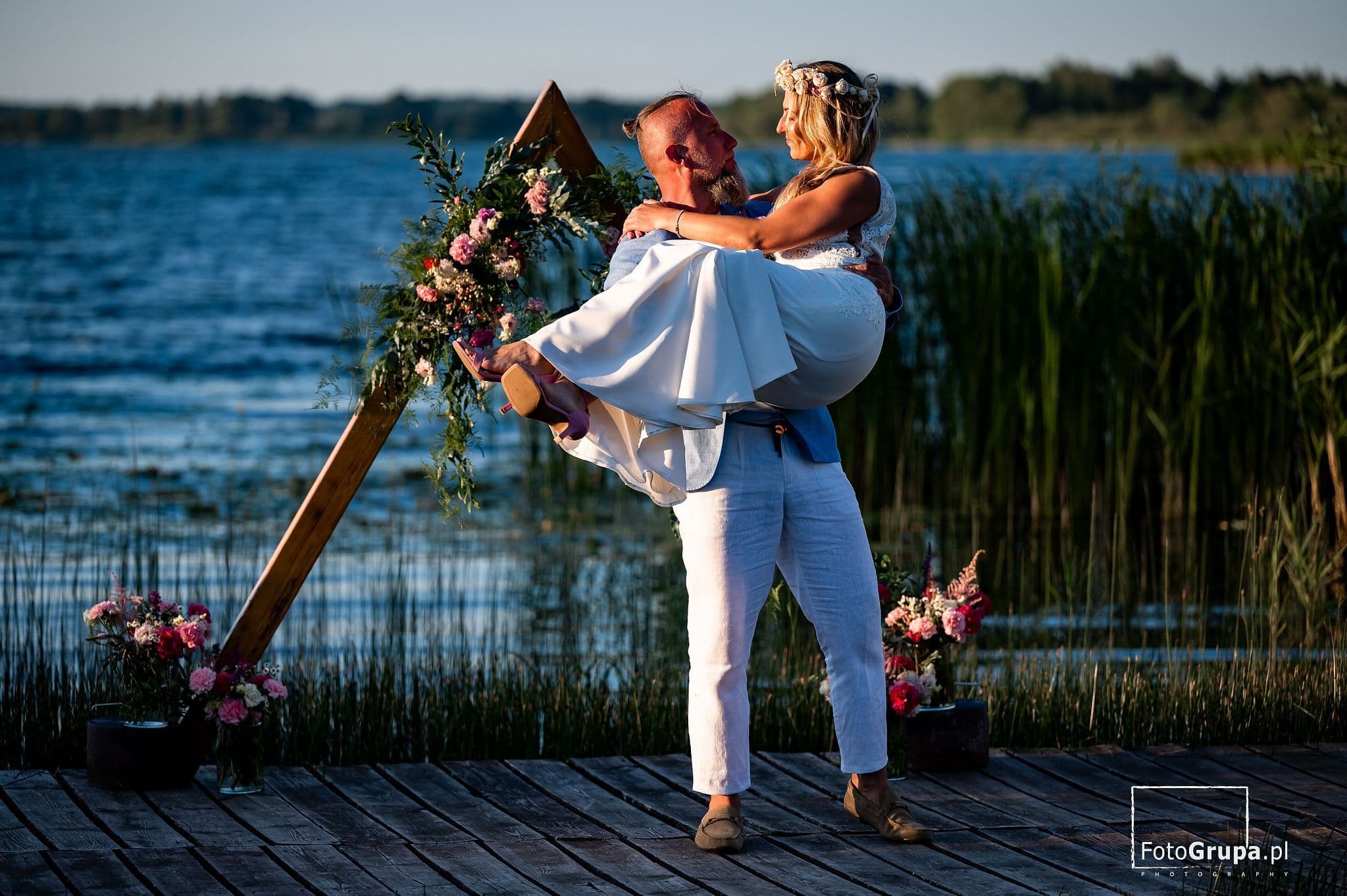 Para młoda biorąca ślub humanistyczny